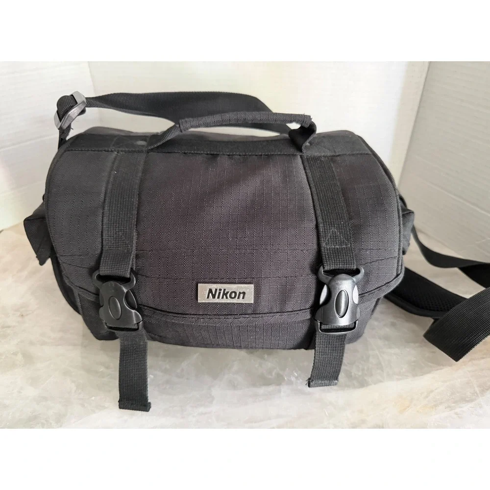 Nikon D3000 DSLR Camera‎ Bundle 3 Lenses 18-55mm 55-200mm 70-300mm